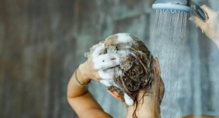 فضيحة مدوّية: تُصوّر زميلاتها أثناء الاستحمام