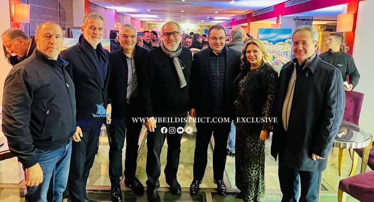 خاص بالصور:“الخطوط تتراقص”: معرض فني لعميد كلية العمارة والتصميم في جامعة الروح القدس المهندس ظافر سليمان في بيبلوس سور مير