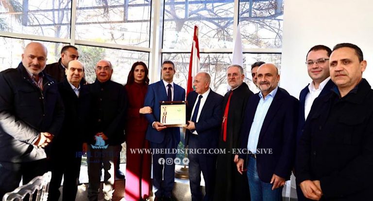 خاص-بالصور:رئيس إتحاد بلديات قضاء جبيل فادي مارتينوس يكرّم المدير العام العميد نبيل فرح