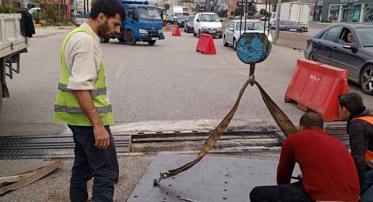 بعد نداء أبي رميا للوزير حمية…وزارة الأشغال تصلح الحفرة على اوتوستراد الفيدار- جبيل