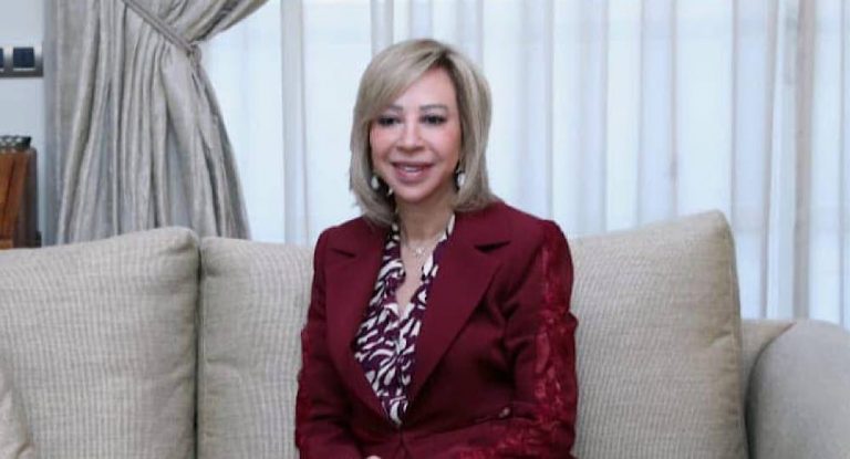 بالفيديو-لفتة إنسانية مؤثرة من السيدة الأولى نعمت عون