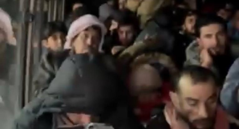 خاص-بالفيديو: عملية نوعية جديدة…إيقاف باص ينقل سوريين دخلوا لبنان خلسة في عبيدات – جبيل