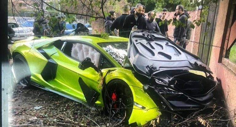 بالفيديو والصور – في بيروت… حادث سير يحوّل “لامبورغيني” ثمنها 700 ألف دولار إلى خردة