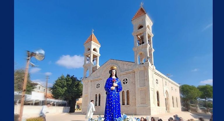 بالفيديو- دير الأحمر تناشد العذراء مريم وزحف بشري نحو الكنيسة: ظاهرة غريبة وزنار طويل.. ماذا يحصل؟!