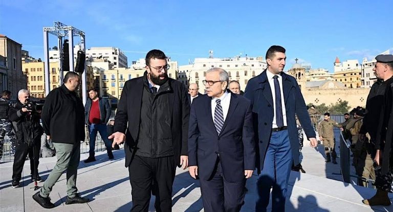 بالصور- سلام يزور ضريح الحريري