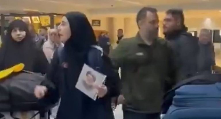 بالفيديو – أعلام للحزب داخل المطار وتوتر : يلي مش عاجبو يهاجر!