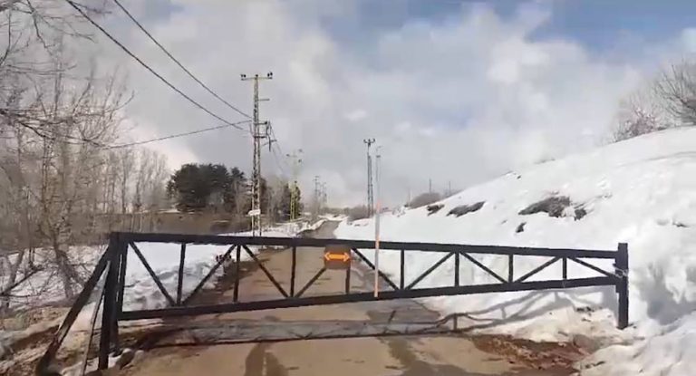 خاص-بالفيديو: عميد متقاعد يقفل طريق عام سيدة القرن القديمة في العاقورة بالفاصل الحديدي