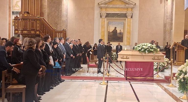 بالفيديو-‎لحظة وصول جثمان الإعلاميّة هدى شديد إلى كاتدرائيّة مار جرجس وسط بيروت