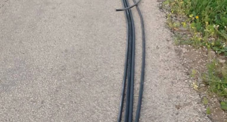 بالصورة-سرقة كابلات هاتفية تعزل بلدات حدودية شمالي لبنان عن الاتصالات والإنترنت