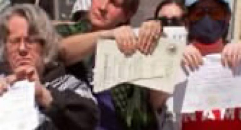 بالفيديو: مزّقوا شهاداتهم