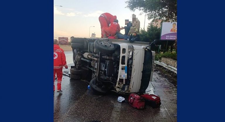 بالصورة-قتيل و3 جرحى في حادث اصطدام بين “بيك اب” ودراجة نارية