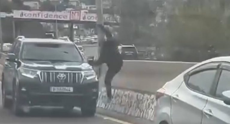 بالفيديو-إشكال غريب على أوتوستراد  نهر إبراهيم