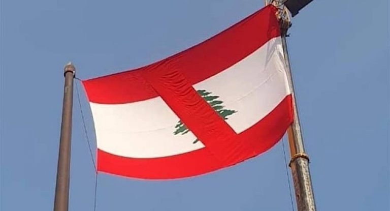 بالفيديو: “إهانةٌ لقيم الدّولة”… العلم اللبناني مشطوباً!