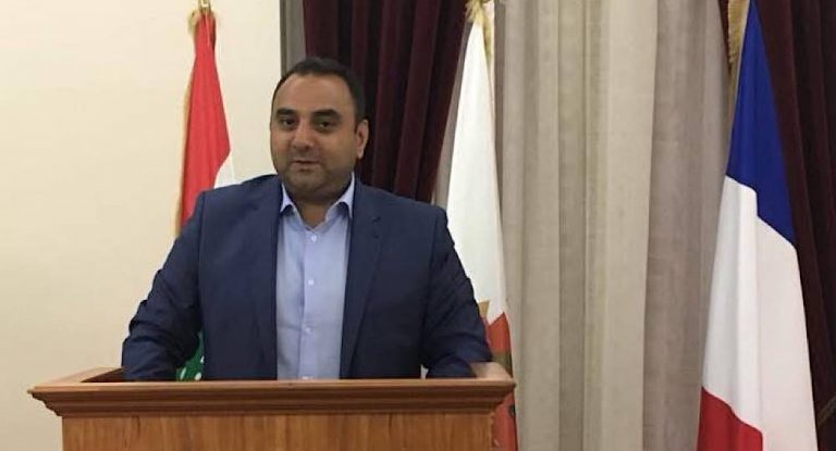 خاص-رئيس بلدية المجدل سمير عساكر يدين الاعتداء المسلح على منزل رئيس بلدية الغابات والرويس السابق