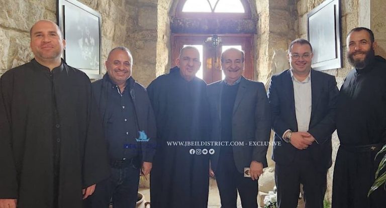 خاص-بالصور:الاباتي طنوس نعمة يولم على شرف مدير عام وزارة الاشغال العامة والنقل ورئيس بلدية بلاط قرطبون ومستيتا