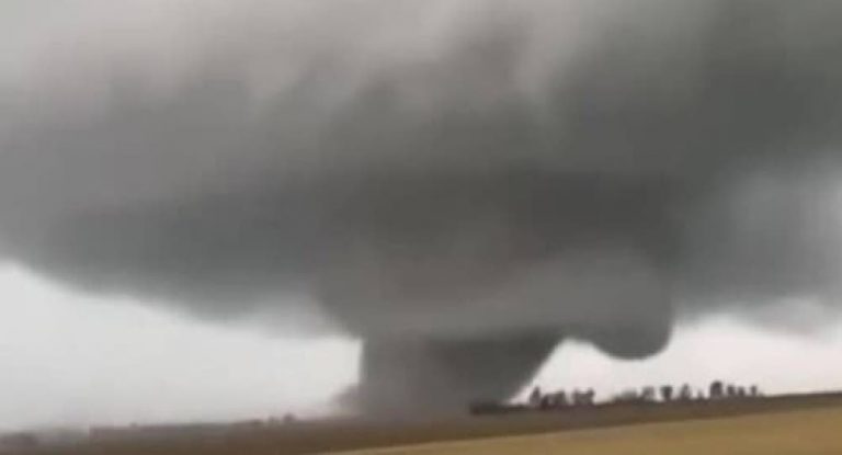 بالفيديو: لحظة حدوث إعصار عنيف