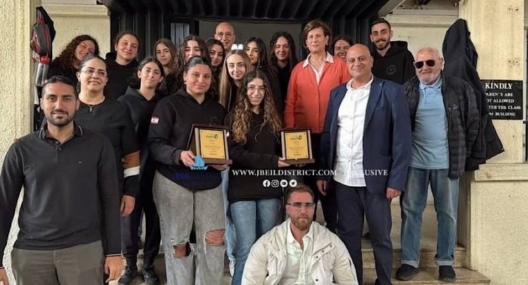 خاص-بالصور: خالد صدقة يكرّم بطلات مدرسة المنصف الدولية تقديرًا لإنجازهن في بطولة أنطاليا