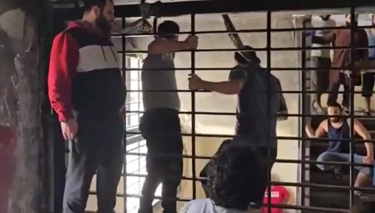 بالفيديو- شغب وتعليق مشانق في سجن رومية للمطالبة بالعفو العام