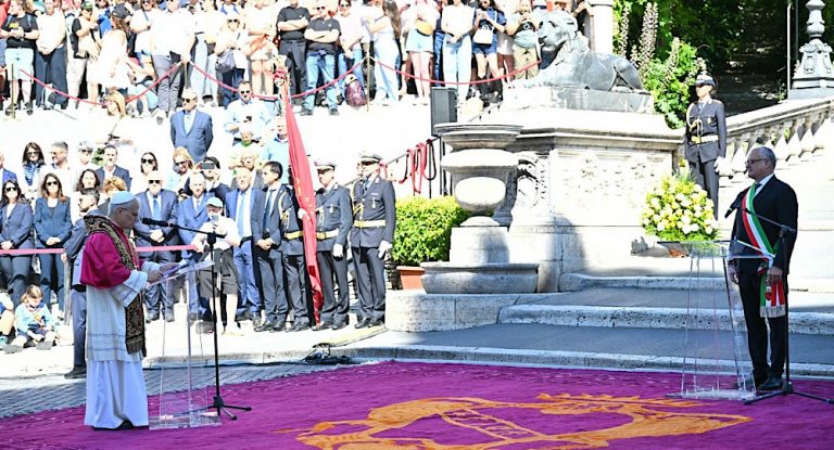 البابا يستلم كرسيه كأسقف روما في كنيسة القديس يوحنا اللاتراني