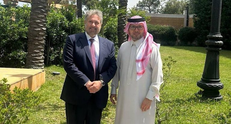 افرام التقى البخاري والموضوع تفعيل الاقتصاد والسياحة بين البلدين