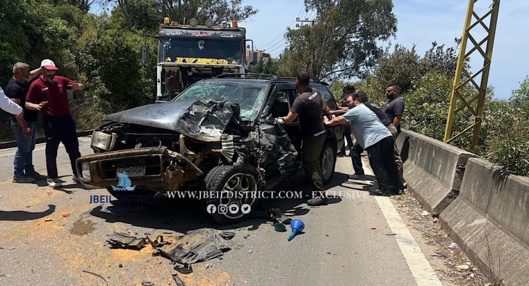 خاص-بالصور: ” بعصة ” تسبب بحادث سير مروّع على طريق عام غرفين نتيجة إشكال فردي