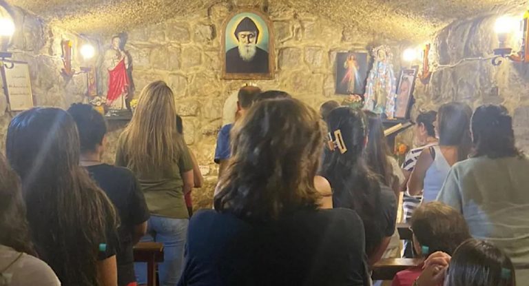 صورة مار شربل ترشح زيتاً في كنيسة الخالدية في زغرتا