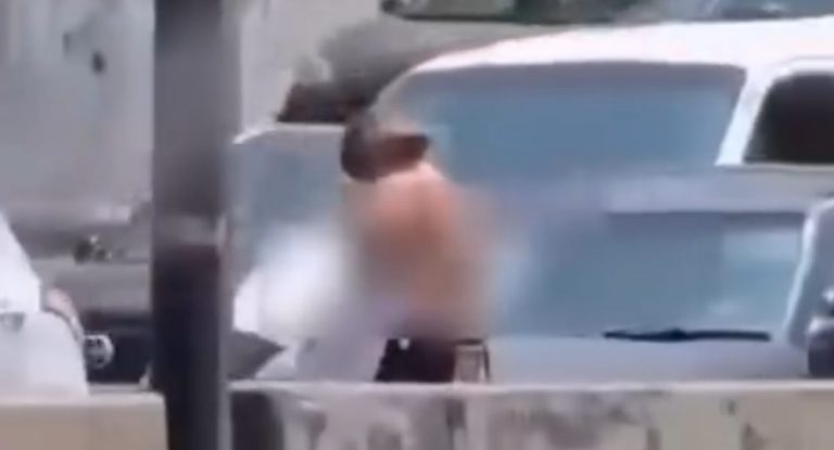 بالفيديو-امرأة منهارة نفسيًا مرمية على أوتوستراد زوق مصبح منذ أكثر من 24 ساعة… ولا تحرك رسمي حتى الآن