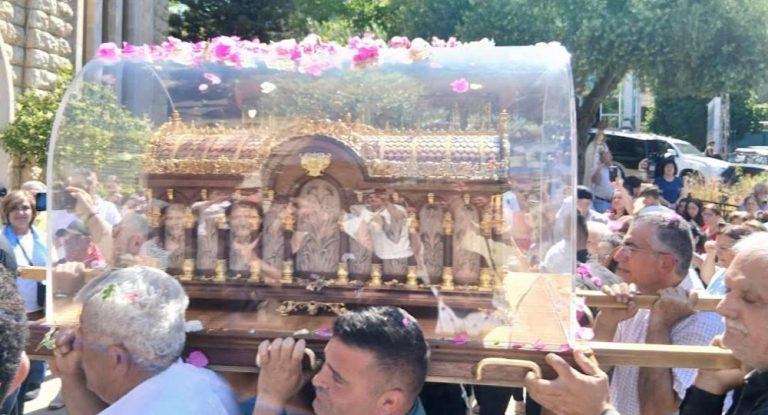 بالفيديو-ذخائر القديسة تريزيا في جبيل وستجول على قرى وبلدات القضاء