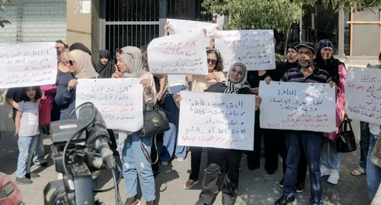 بالفيديو-وقفة لمستخدمي مراكز الخدمات الإنمائية التابعة لوزارة الشؤون أمام المجلس النيابي للمطالبة بحقهم في التثبيت