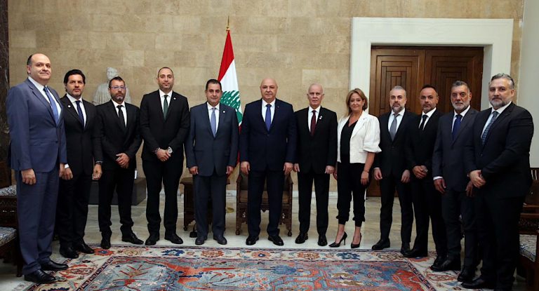 وفد من نقابة أصحاب المطاعم والمقاهي والملاهي والباتيسري في قصر بعبدا