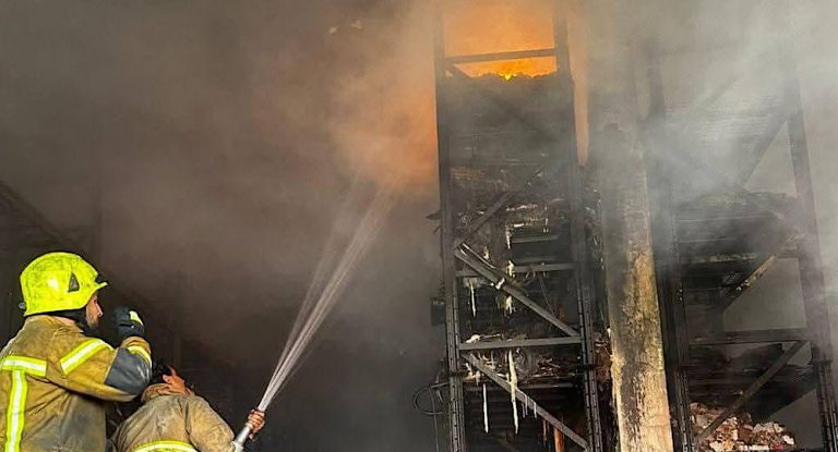 بالصّورة – حريق هائل يقضي على كامل محتويات مخزن تجاري لنائب لبناني!