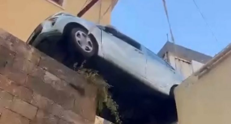 بالفيديو-سيارة تعلق على درج بسبب Google Maps