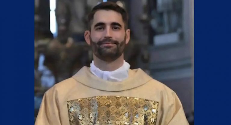 كاهنٌ شابّ ينهي حياته بصمتٍ