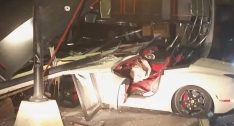 بالفيديو -حادث سير مروّع في البترون: فيراري تجتاح “كيوسك”