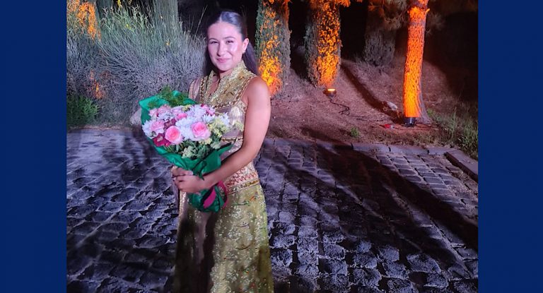 بالفيديو-من جبيل إلى ألف ليلة… الممثلة جنى أبي غصن تُبهر في عرض موسيقي مسرحي فريد