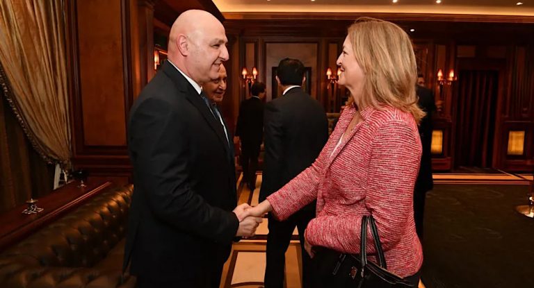 بالصورة-وشم “لبنان” على ذراع السفيرة الأميركية ليزا جونسون