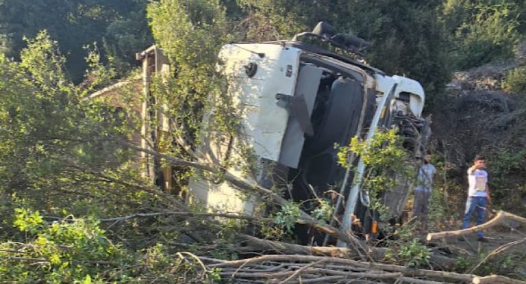 بالصور-انقلاب شاحنة على طريق حبوب – جبيل يتسبب بزحمة سير وتسرب مازوت