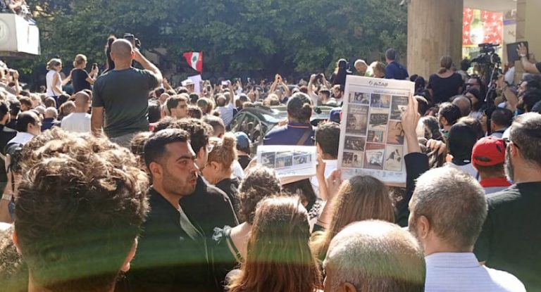 بالفيديو-لحظة خروج جثمان الفنان زياد الرحباني وسط تصفيق محبّيه