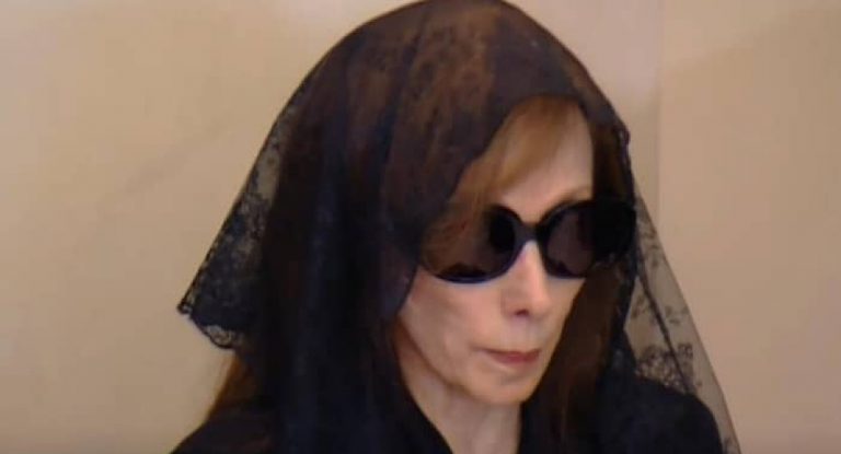 بالفيديو: فيروز تتقبّل التّعازي