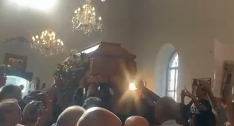 بالفيديو-لحظة إخراج جثمان الفنان زياد الرحباني من الكنيسة وحمله على الأكتاف الى مثواه الأخير