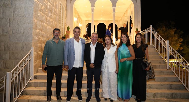 بالصور-لقاء وديّ في بلدة مشمش الجبيلية  يجمع نخبة من الشخصيات القانونية والدينية والاجتماعي