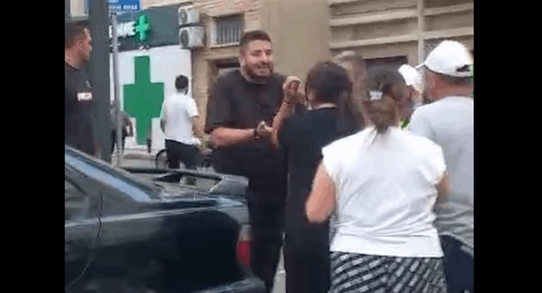 بالفيديو-محاولة ترهيب وليم نون بالسلاح…ووالدته تصرخ: “بيقوصك!”