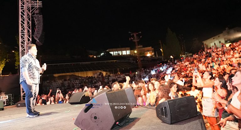 خاص-بالصور: ريس الأغنية اللبنانية يشعل ليالي مهرجان قرطبا في سهرة استثنائية