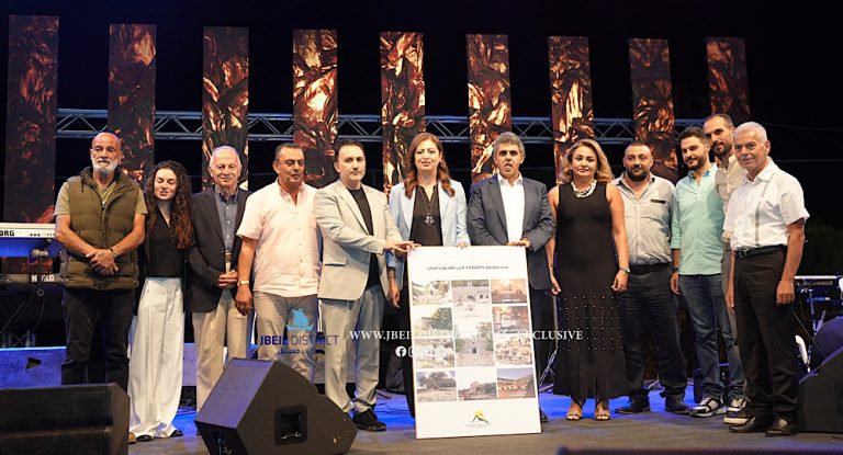 بالصور-بلدية ميفوق تحيي مهرجانها السياحي الفني الاول وتكرم رئيسة مجلس ادارة تلفزيون لبنان