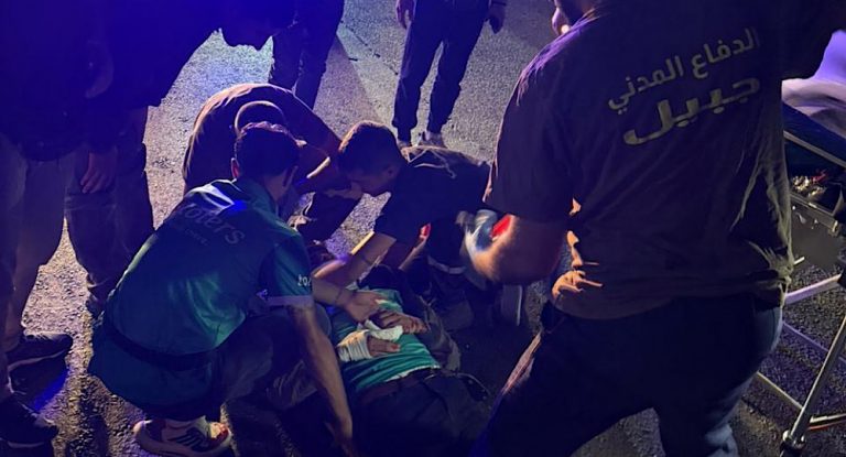 بالصور-جريح جراء حادث اصطدام بين سيارة ودراجة نارية في جبيل