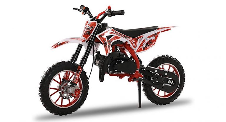 بالفيديو: طفل يقود دراجة نارية على الأوتوستراد يهدد حياته وحياة الآخرين