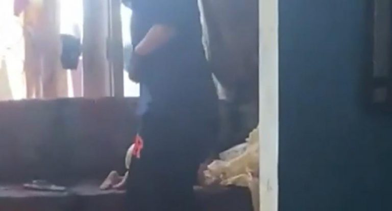 بالفيديو-والدة تعتدي بالضرب على طفلها البالغ من العمر حوالي السنتين!