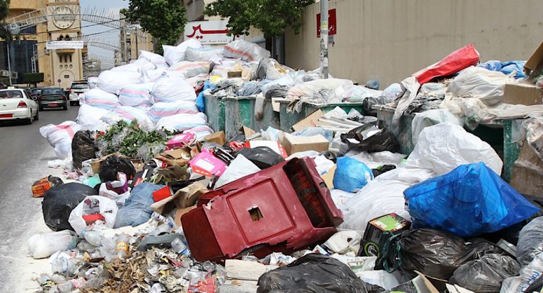 أزمة النفايات في جبيل وكسروان إلى الواجهة مجددًا… والخازن يتحرك على خط بعبدا والداخلية