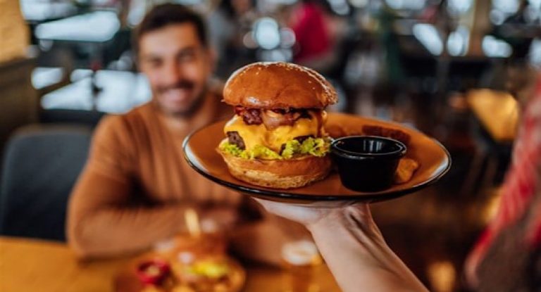 صاحبها لبناني.. إغلاق سلسلة مطاعم شهيرة في أميركا إليكم السبب