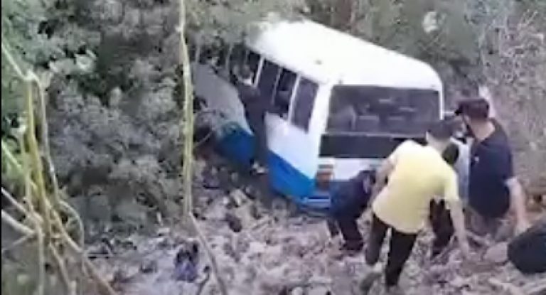 بالفيديو: سقوط حافلة مدرسيّة تقل تلامذة